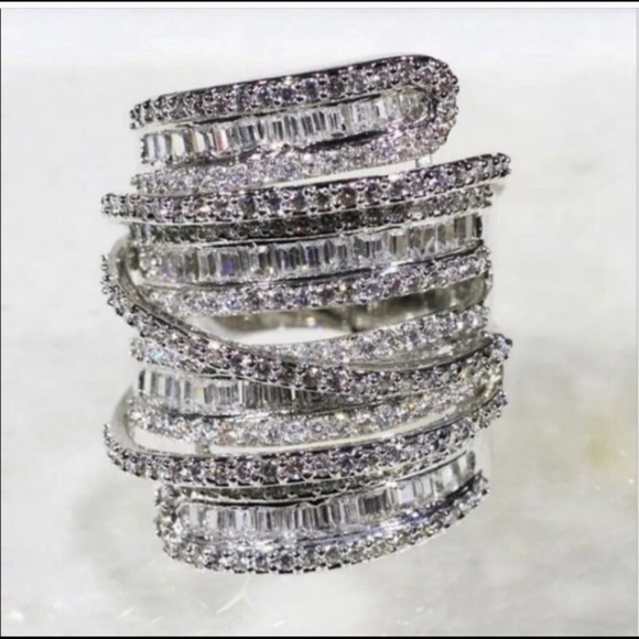 Jewelry - NEW! Beautiful Cocktail Ring with gift box! 8